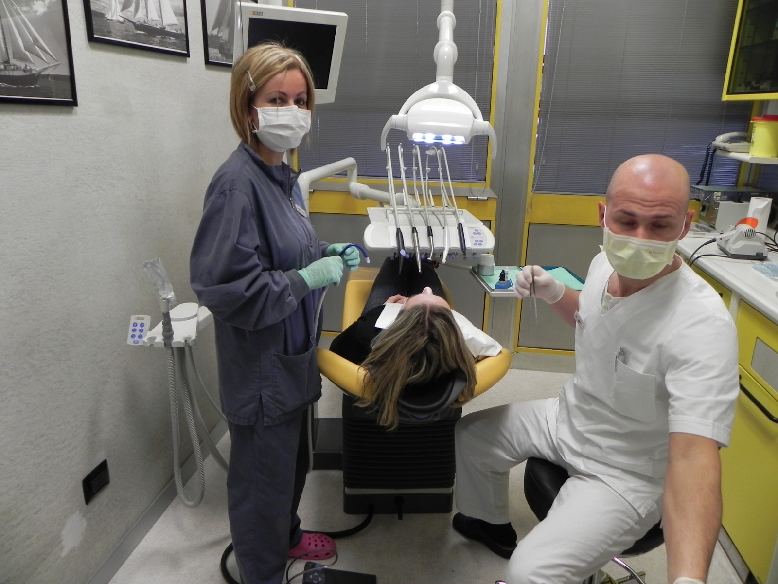 Dentista Dott. Christian Lugato e assistente alla poltrona